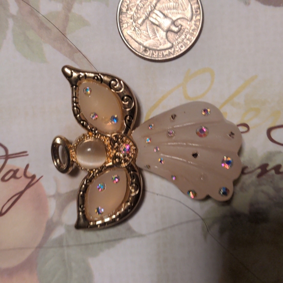 Pretty delicate angel pin - Picture 1 of 3